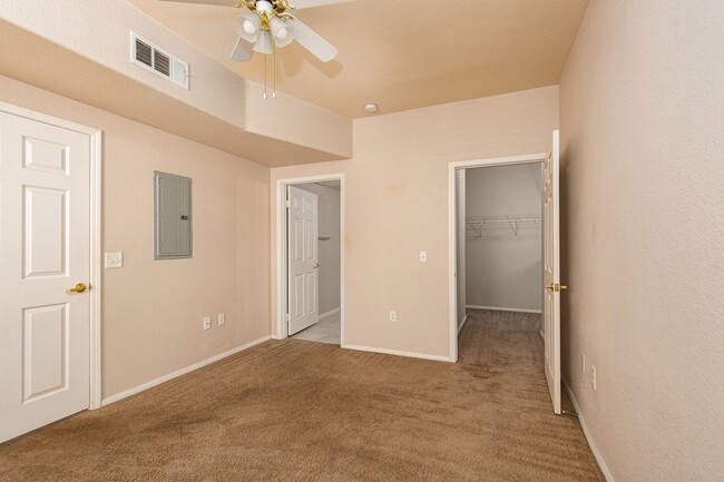 Building Photo - Ground floor one bedroom in luxury gated S...