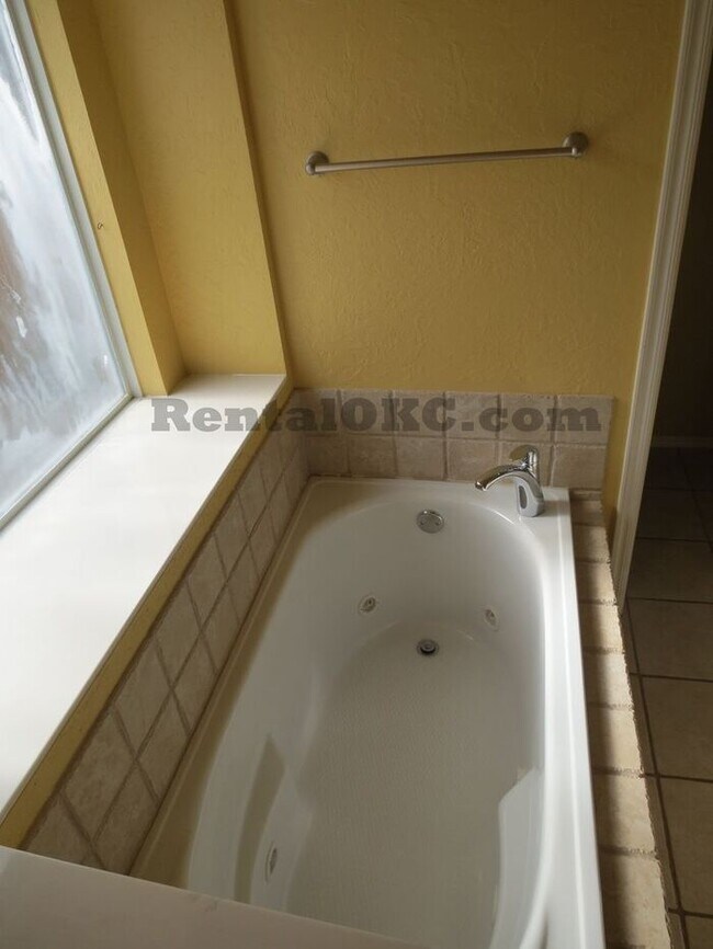 Building Photo - Moore 3/2 bed plus office and a storm shel...