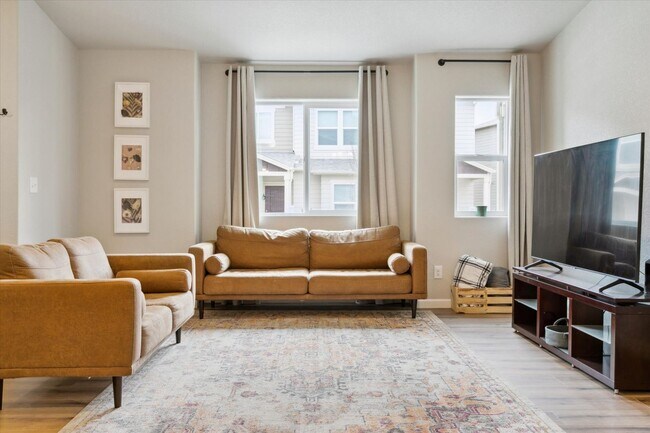 Building Photo - Charming Townhome in East Widefield!