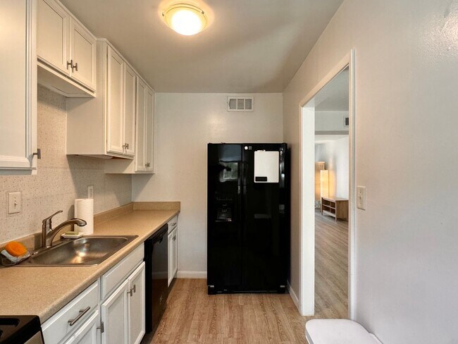 Building Photo - Renovated Condo near Stonefield Shopping! Gorgeous & ready for move in now!