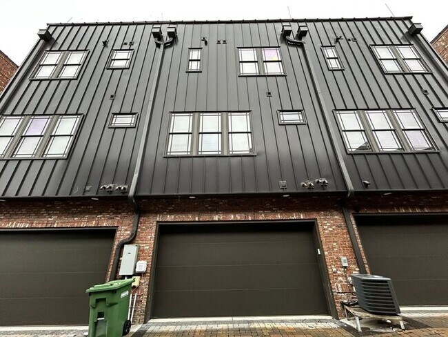 Building Photo - 711 26th Ave N