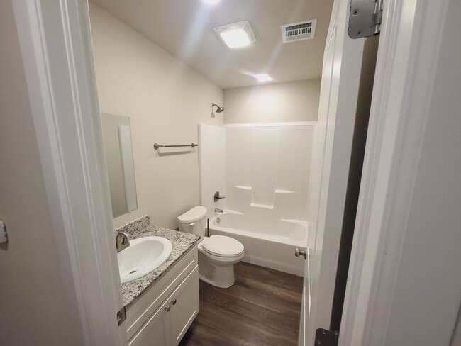 Building Photo - 3 bed 2 bath 2 car garage with fenced back yard.