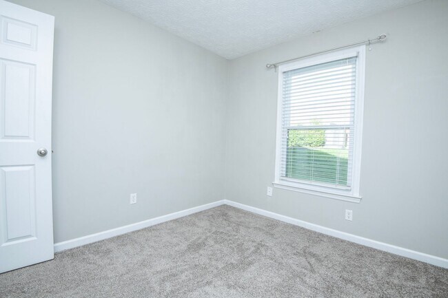 Building Photo - Knoxville 37922 - 3 bedroom, 2 bath with fenced-in yard - Call Susan Niedergeses (865) 300-4722