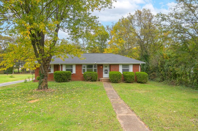 Building Photo - 208 Hillcrest Dr