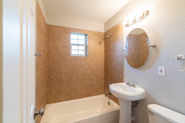 Building Photo - Beautiful 2 bed 1 bath just minutes from downtown, UH, and the medical center