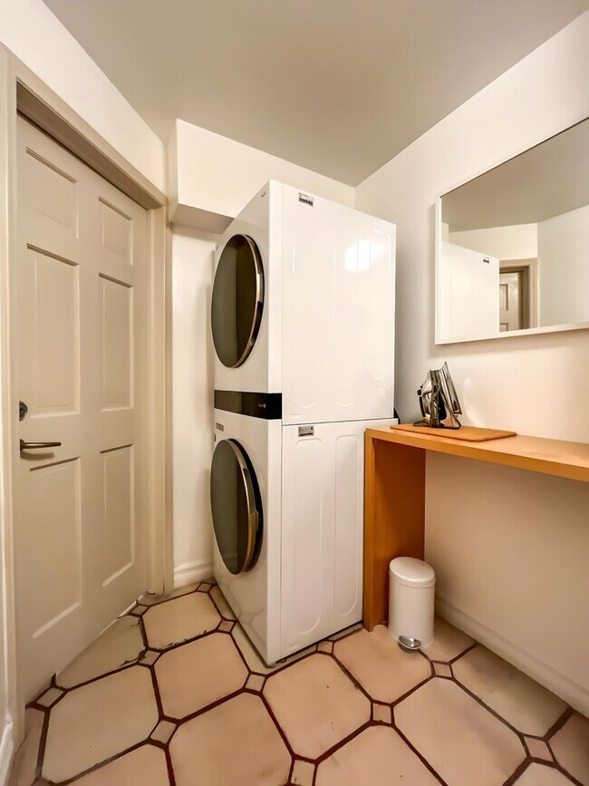Building Photo - Unbelievable Furnished Studio Lease in WeH...