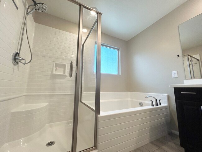 Building Photo - 3/BD 2.5/BA Bright & Stylish Mountain’s Ed...