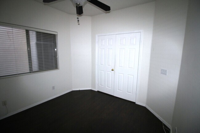 Building Photo - 440 S Val Vista Dr