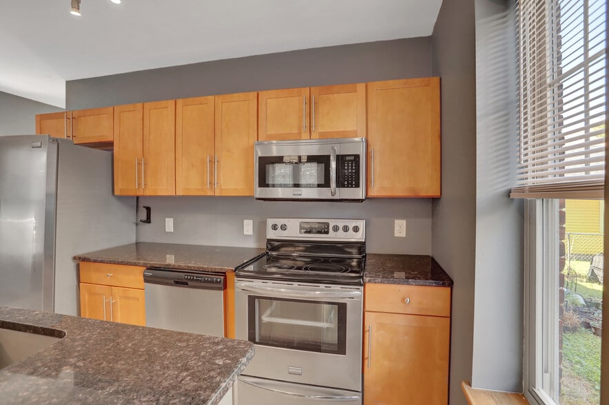 Building Photo - 605 Grace St