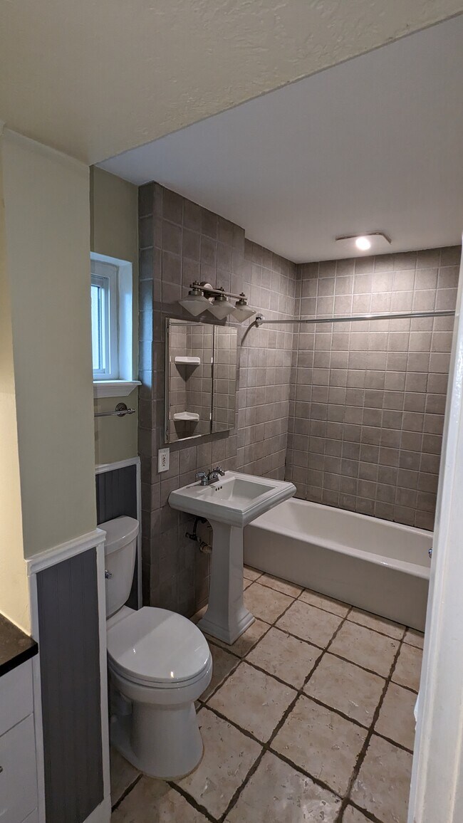 Bath - 1011 Ashland St