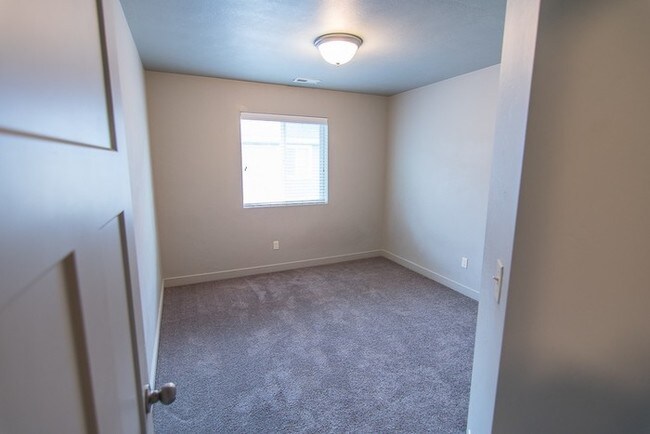 Building Photo - Amazing Townhome in Edgewater Community
