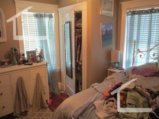Building Photo - 9/1 Spacious 3BR with balcony, w/d in unit...