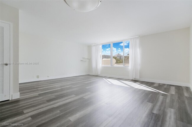 Primary Photo - 1000 West Ave