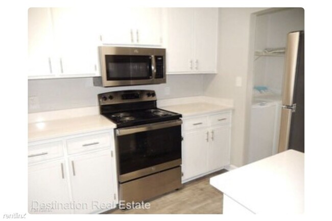 Building Photo - 2 br, 2.5 bath Triplex - 4883 Old Bainbrid...