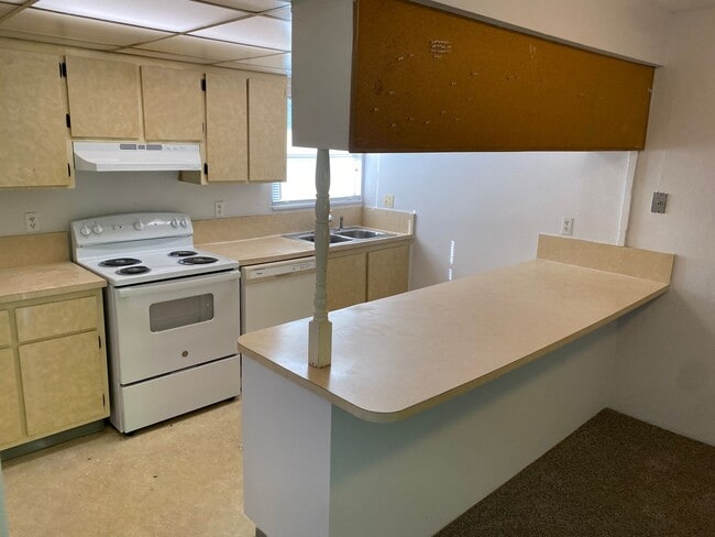 Building Photo - LEASE NOW AND ENJOY 50% OFF 2ND MONTH! Spa...