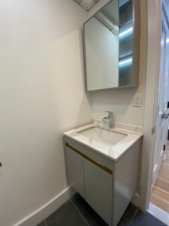 Building Photo - Beautiful studio unit located in a great area in fairmount- AVAILABLE NOW