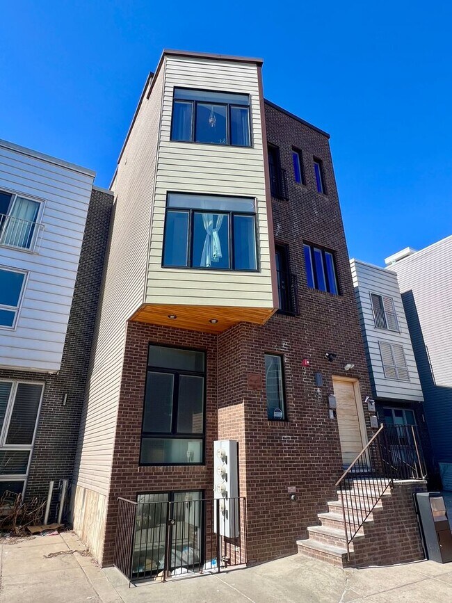 Building Photo - 932 N Marshall St