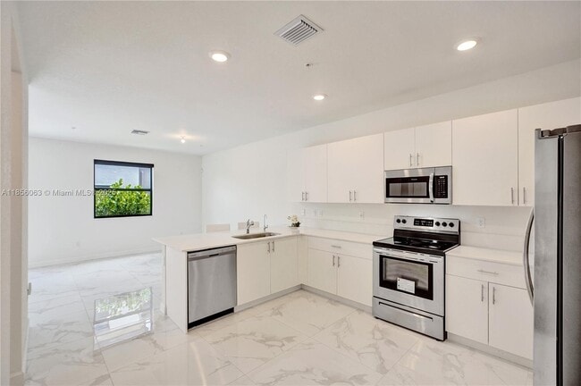 Building Photo - 213 SW 159th Ct