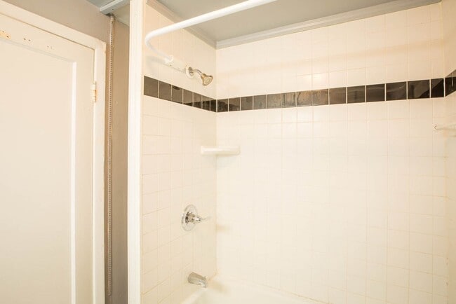 Building Photo - Centrally located single family home 2 bed...