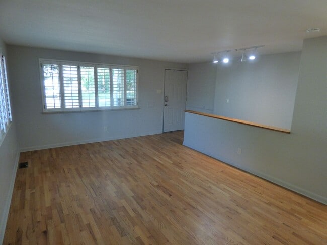 Building Photo - $0 DEPOSIT OPTION! RANCH STYLE HOME IN PRIME VIRGINIA VILLAGE!!!