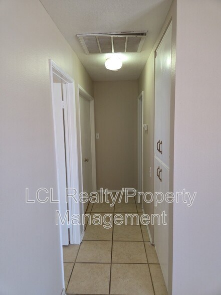 Building Photo - 26340 Harrisburg Dr