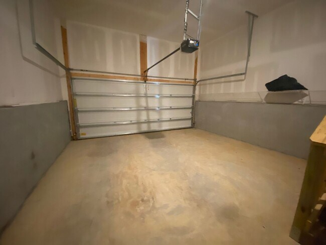 Building Photo - Efficient 4BR Living with Fenced Yard & Convenient Access