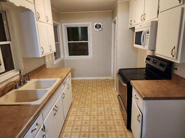 Building Photo - 2109 S Parkwood Ln