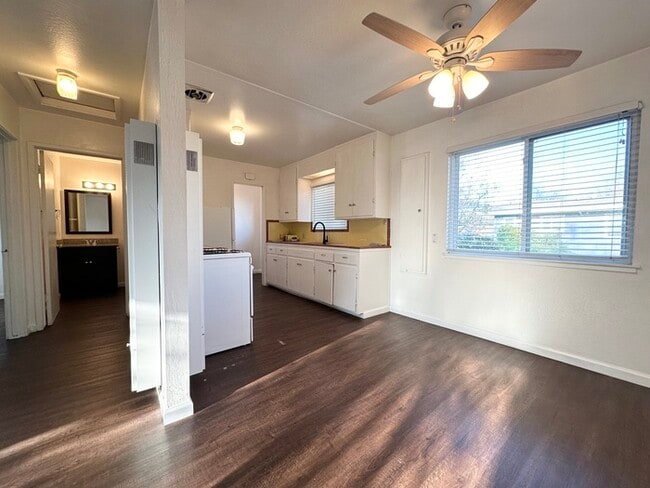 Building Photo - Charming cottage style unit located in Sacramento!