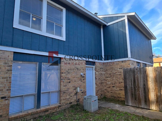 Building Photo - Schedule Your Tour Today! Newly Updated 2/1.5 Townhome in Longview