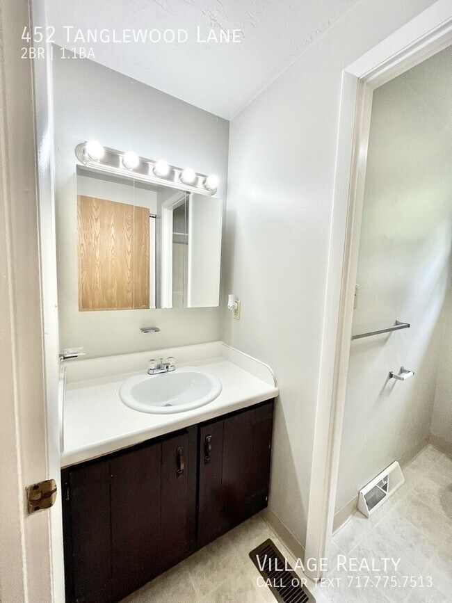 Building Photo - 452 Tanglewood Ln