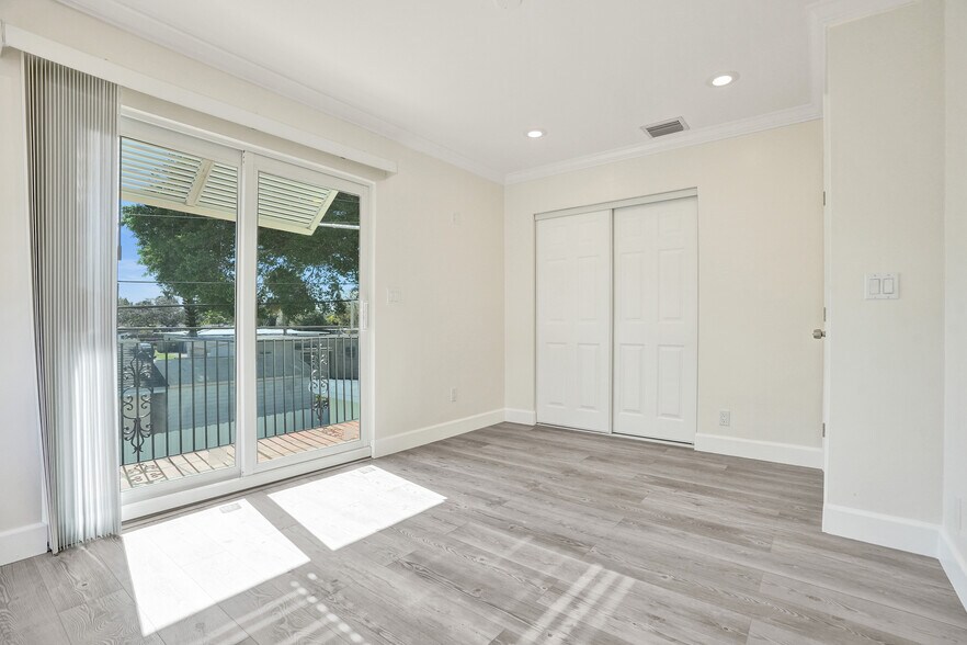 Building Photo - 960 SW 28th St