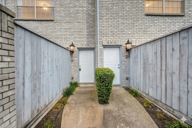 Building Photo - 338 Wilcrest Dr