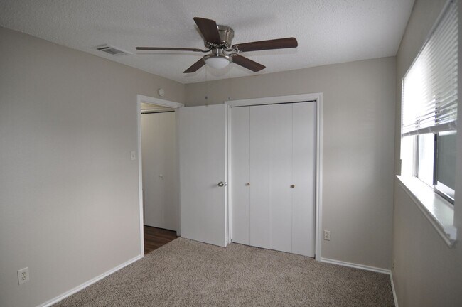 Building Photo - Welcome to this charming 3-2-2 in a quiet ...