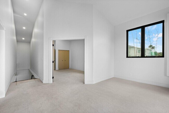 Building Photo - 1 18th Ave S