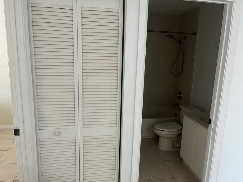 Building Photo - 2819 SE 15th Rd