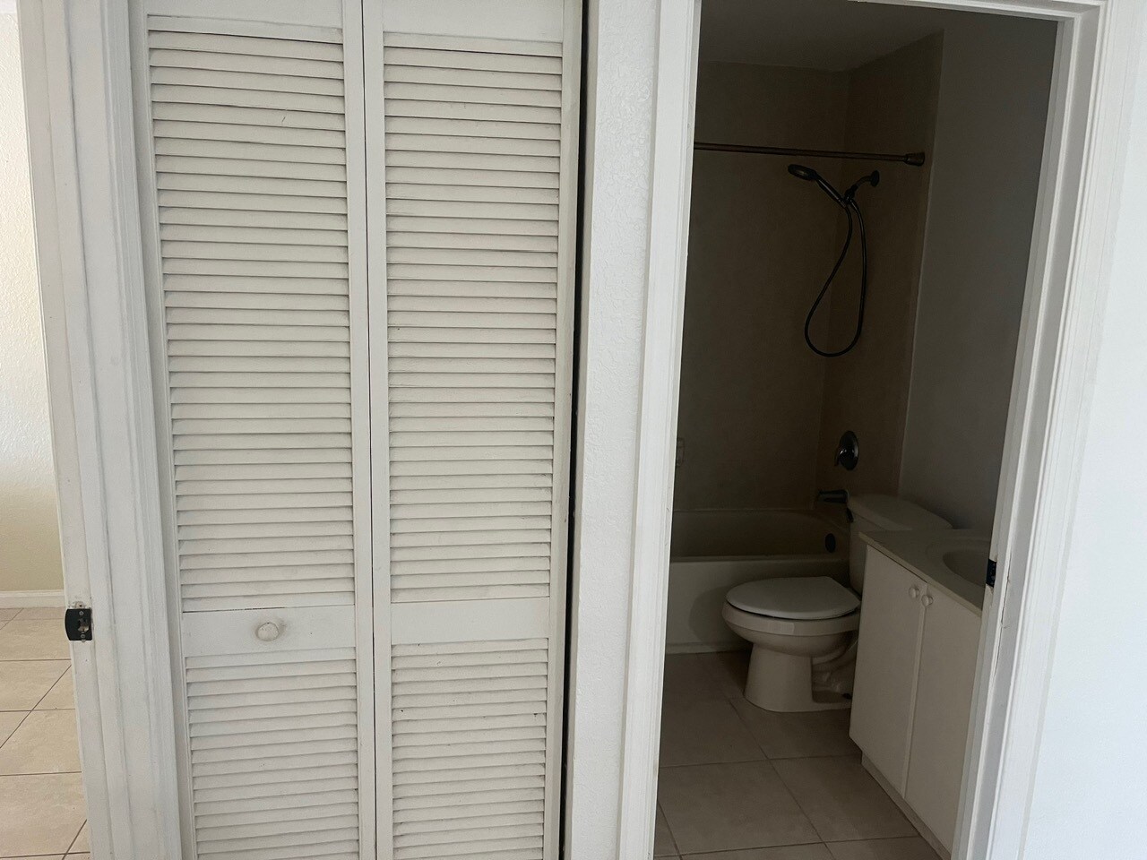 Building Photo - 2819 SE 15th Rd