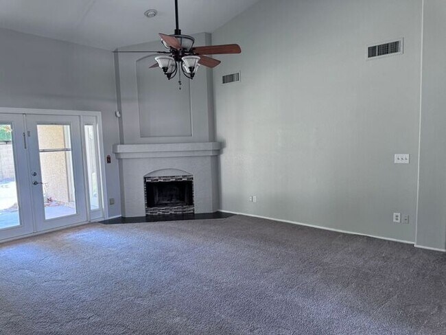 Building Photo - Adorable single floor 4 bedrooms,2 bathroo...