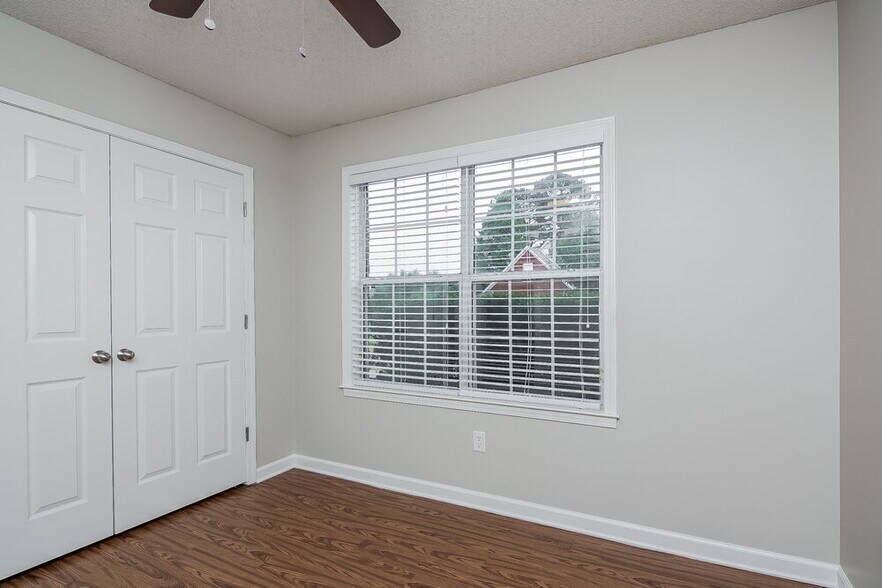 Building Photo - 1118 Greenwich Dr