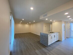 Building Photo - NEWLY RENOVATED 2 BED 2 BATH CONDO NEAR UC...