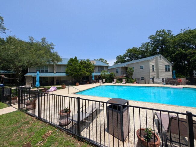 Building Photo - 2/2 Condo on Lake McQueeny / Waterfront Condos / Boat Slip / Fridge, Washer, Dryer Included / Com...