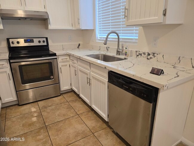 Building Photo - 715 N Arrowhead Dr