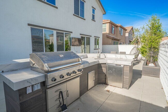 Building Photo - Beautiful 5-Bedroom Home with Outdoor Entertainer's Area in Valencia!