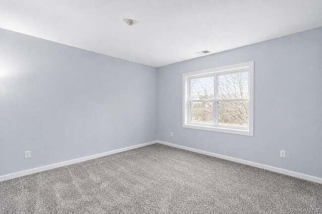 Building Photo - 150 Pointe Cir N