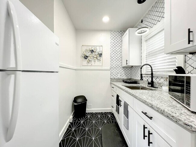 Building Photo - 1829 Hollenbeck Dr