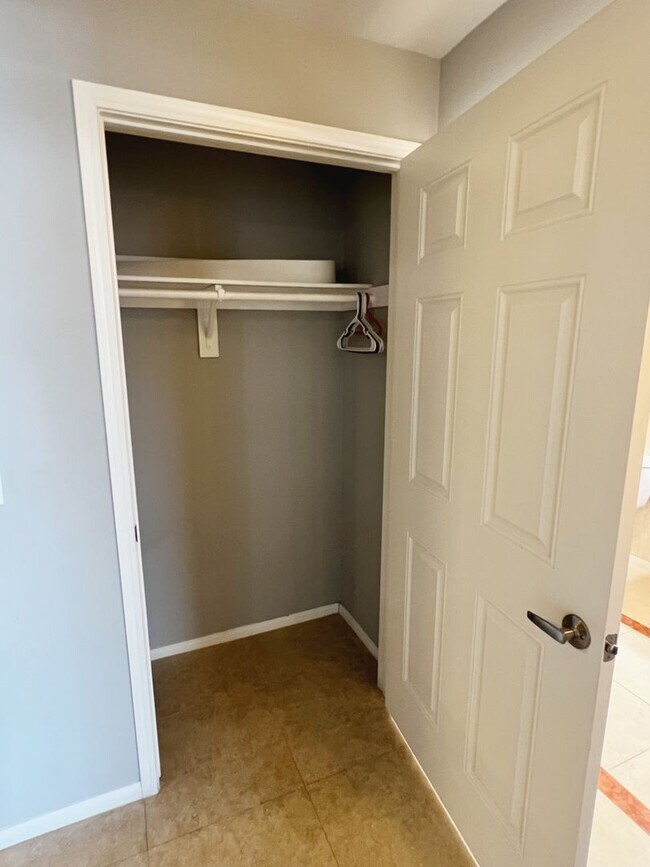 Building Photo - Beautiful 1 Bed/1 Bath Fully Furnished Lig...