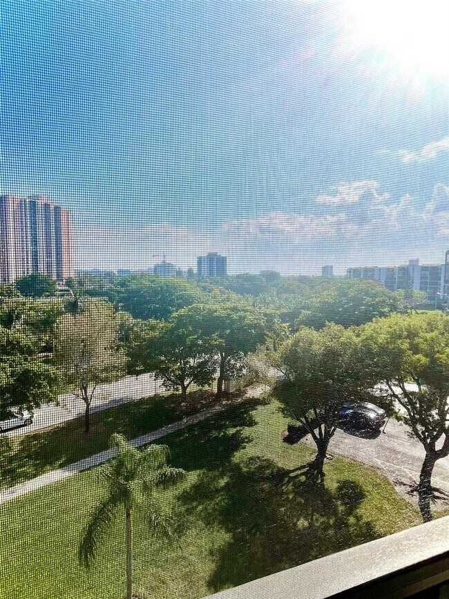 Building Photo - 3101 N Country Club Dr