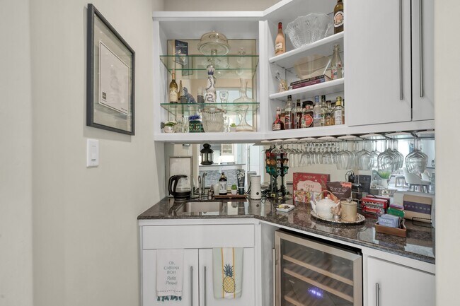 Building Photo - 204 W Pines Dr