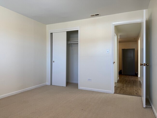 Building Photo - 11137 S Emerald Ave