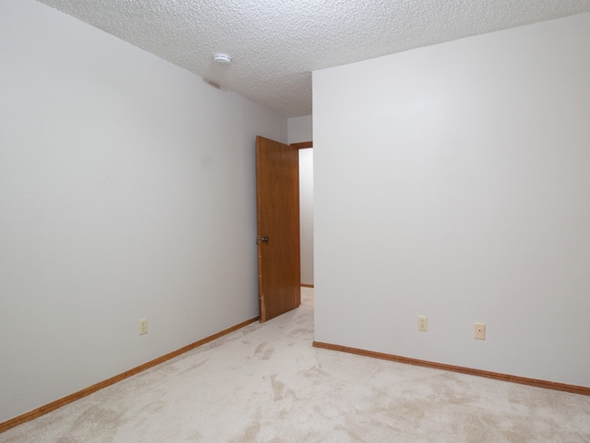 Building Photo - Spacious 3BD/2.5 BTH 2 Car Garage, Minutes from Tinker AFB