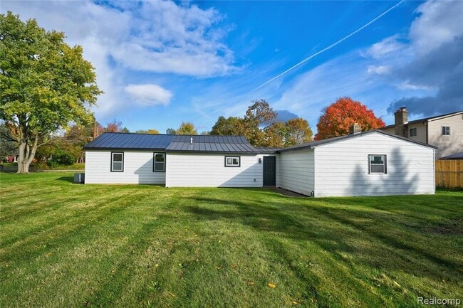 Building Photo - 1445 N Seymour Rd